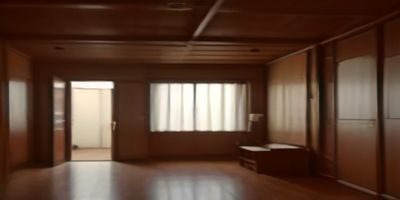程序员在黑暗的家庭工作室使用多显示器浏览精品导航开发者专区，屏幕显示API文档与开源工具
